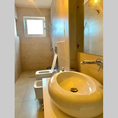 Cozy Lake Front Flat Bequeme Wohnung An Der See Pogradec Exterior photo